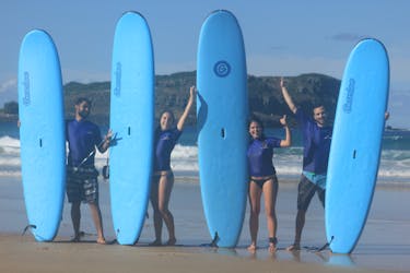 Aula de surf em grupo para iniciantes